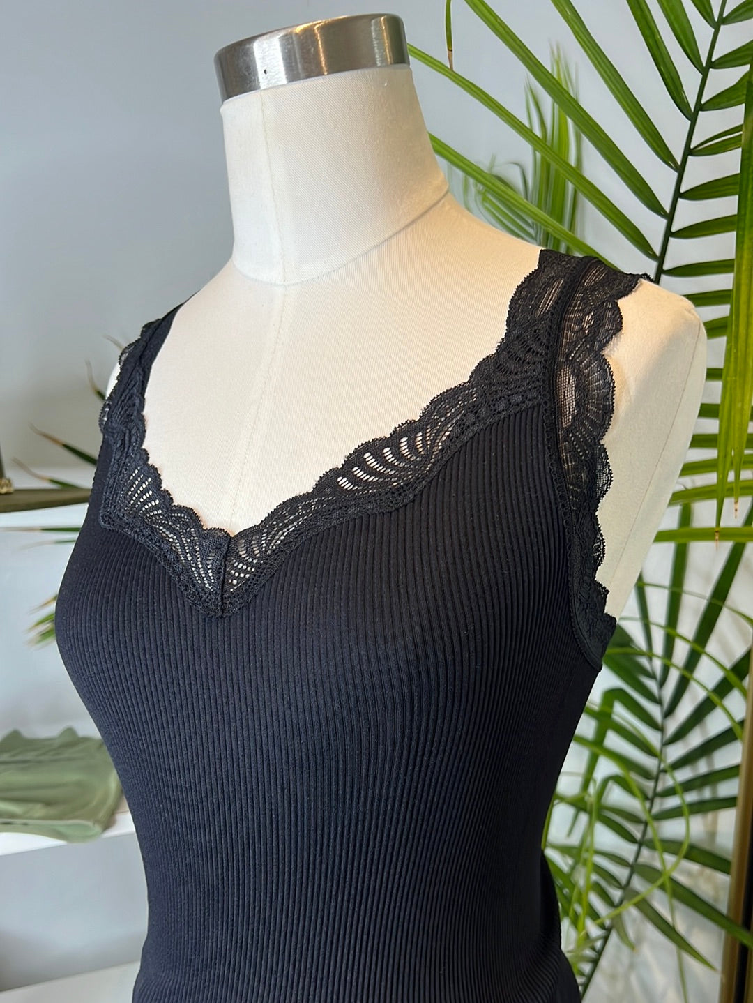 Pressed In Lace Neck Black Tank(OneSize)